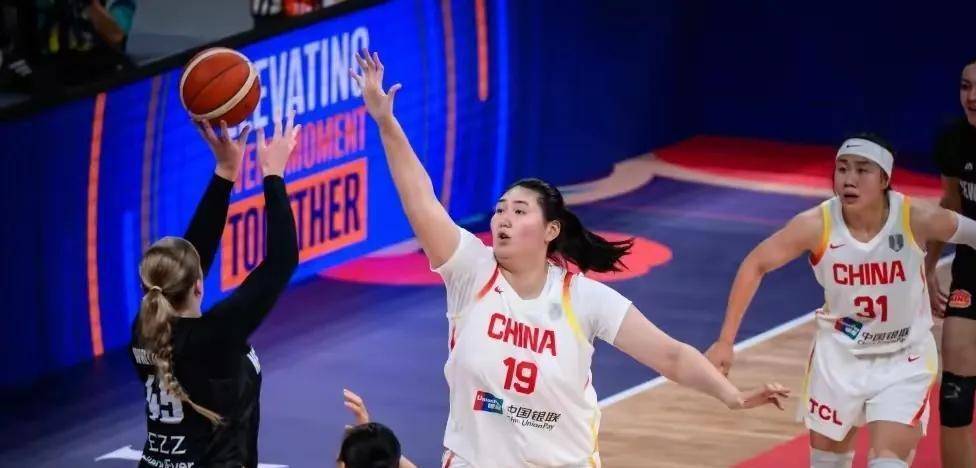 60彩娱乐-高田真希全场出战25分钟，7中5得到14分6板(友田真希在职场中的角色发展)