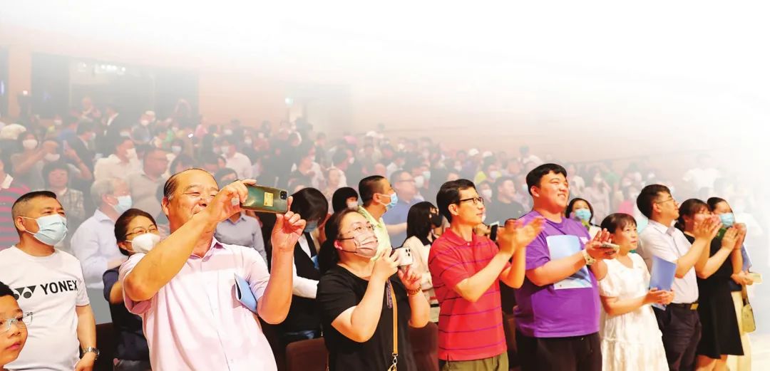 60彩娱乐-包含突破极限：球员精彩表现赢得掌声的词条