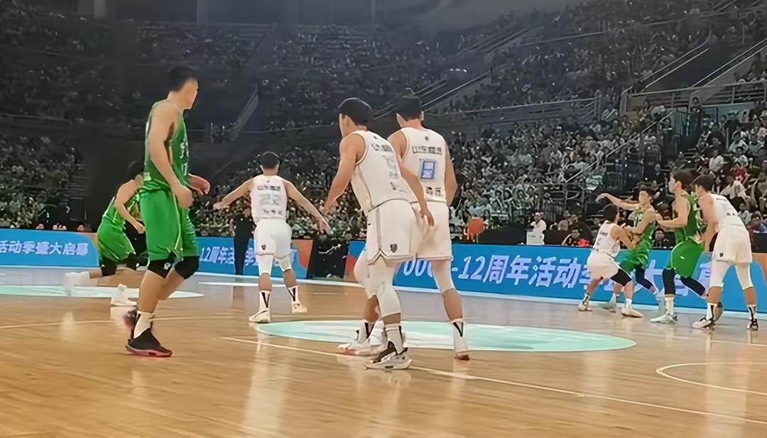 60彩娱乐-关于东莞队意外失利，球迷为球队加油鼓劲的信息