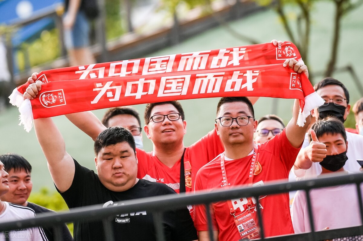 60彩娱乐-关于东莞队意外失利，球迷为球队加油鼓劲的信息